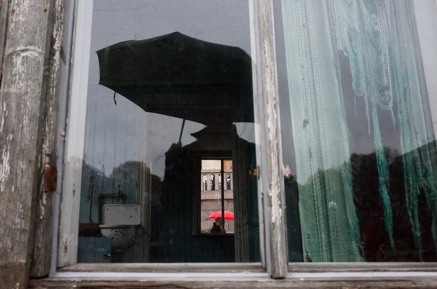 Unusual-Candid-Street-Photography-Hopscotch-Pau-Buscato