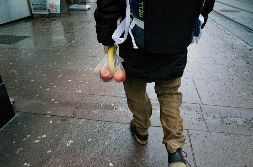 Unusual-Candid-Street-Photography-Hopscotch-Pau-Buscato