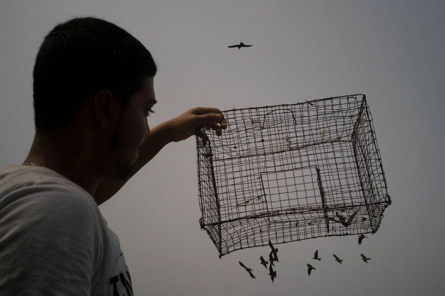 Unusual-Candid-Street-Photography-Hopscotch-Pau-Buscato