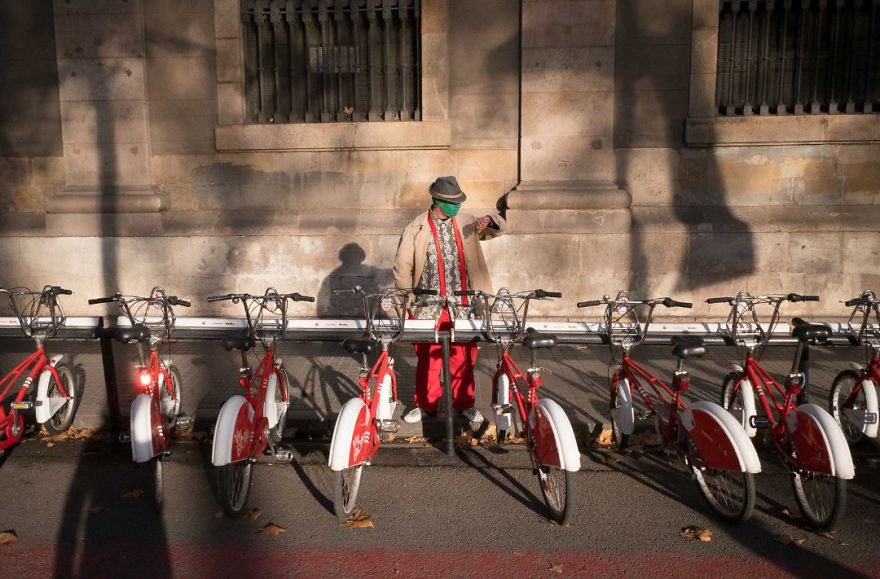 Unusual-Candid-Street-Photography-Hopscotch-Pau-Buscato