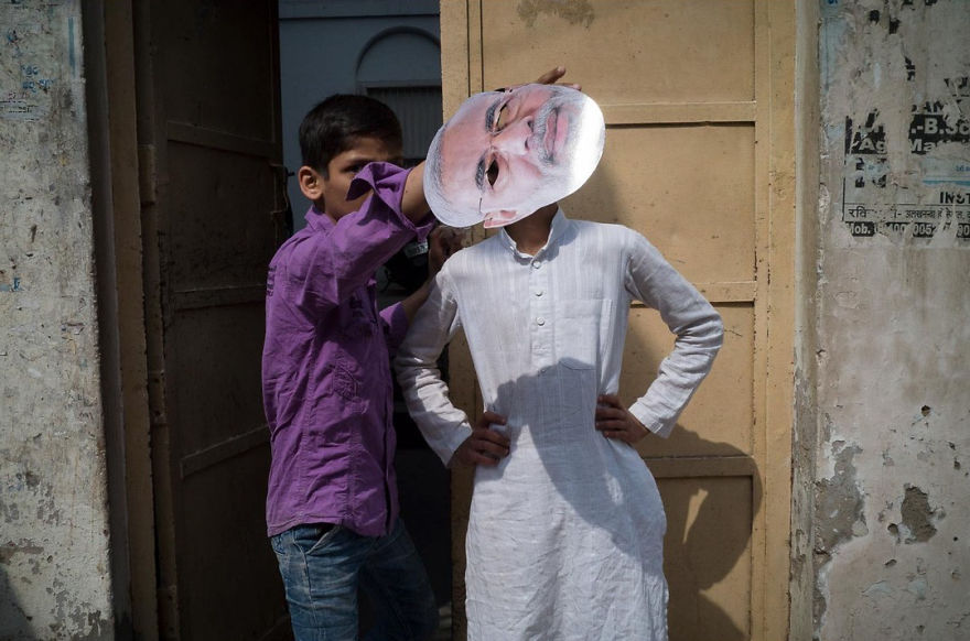Unusual-Candid-Street-Photography-Hopscotch-Pau-Buscato