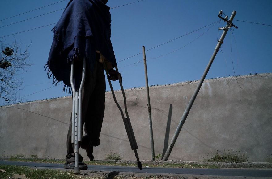 Unusual-Candid-Street-Photography-Hopscotch-Pau-Buscato