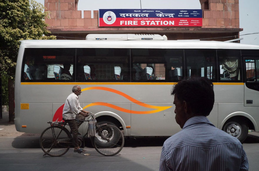 Unusual-Candid-Street-Photography-Hopscotch-Pau-Buscato