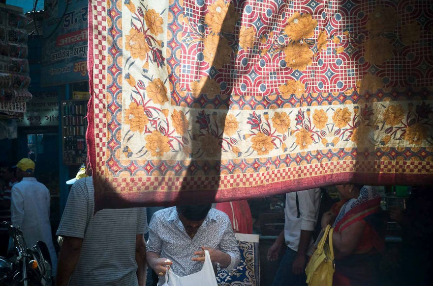 Unusual-Candid-Street-Photography-Hopscotch-Pau-Buscato