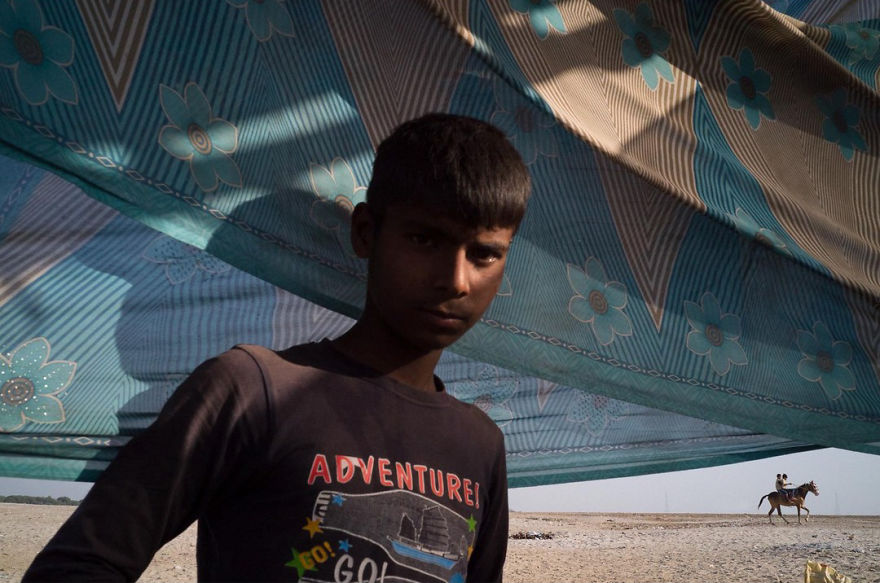 Unusual-Candid-Street-Photography-Hopscotch-Pau-Buscato