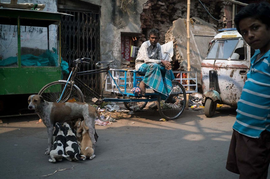 Unusual-Candid-Street-Photography-Hopscotch-Pau-Buscato