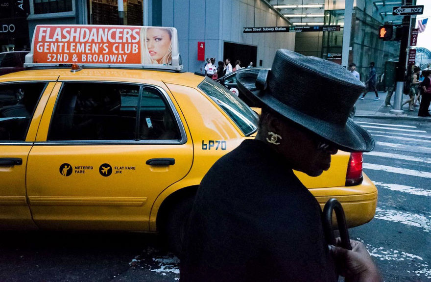 Unusual-Candid-Street-Photography-Hopscotch-Pau-Buscato