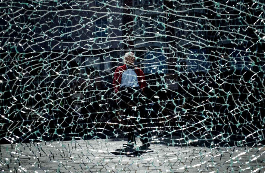 Unusual-Candid-Street-Photography-Hopscotch-Pau-Buscato