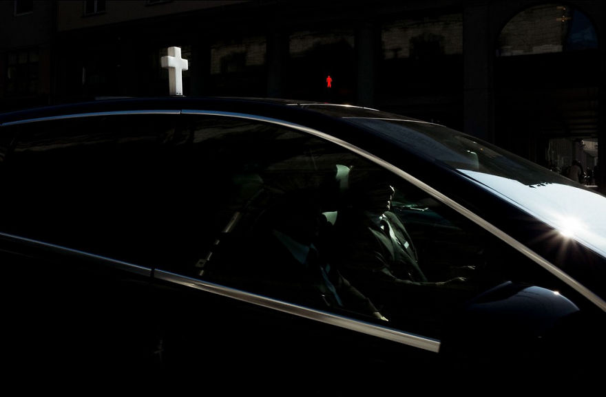 Unusual-Candid-Street-Photography-Hopscotch-Pau-Buscato