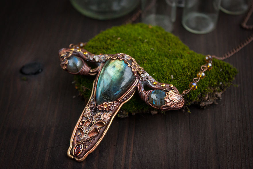 Uterus-Shaped Necklaces Are A Thing Now, And There's A Strong Message Behind Them Uterus-Shaped Necklaces Are A Thing Now, And There's A Strong Message Behind Them