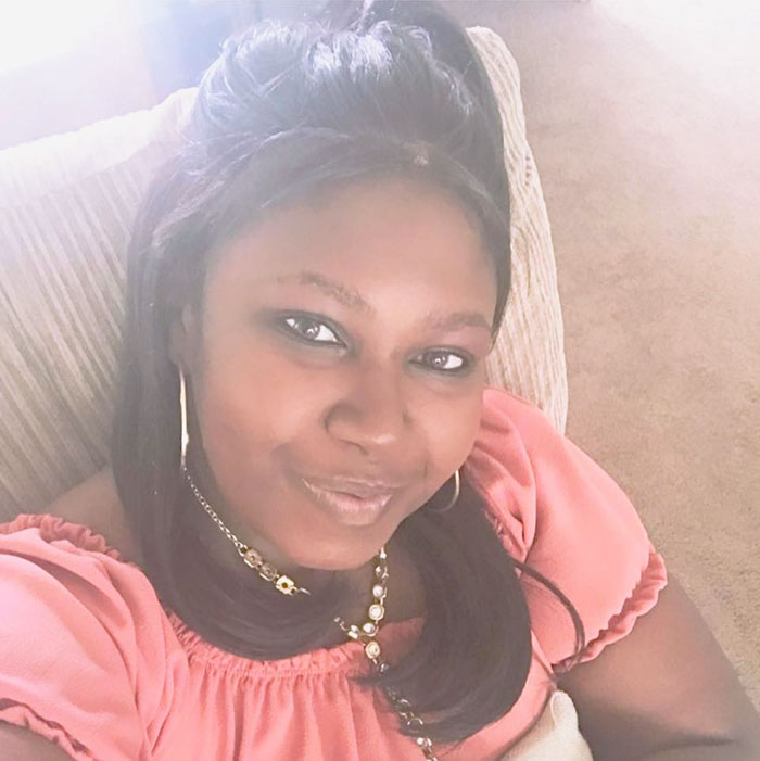 talent-show-daughter-freezes-singing-mom-10