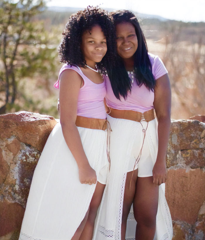 talent-show-daughter-freezes-singing-mom-8 talent-show-daughter-freezes-singing-mom-8