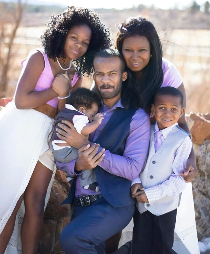 talent-show-daughter-freezes-singing-mom-9 talent-show-daughter-freezes-singing-mom-9