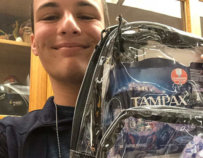 Los estudiantes de Parkland trolean con sus mochilas transparentes obligatorias llevando cosas que asustan a los conservadores