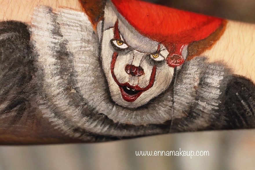 Makeup Artist Paralyzed In The Legs Paints Her Arms