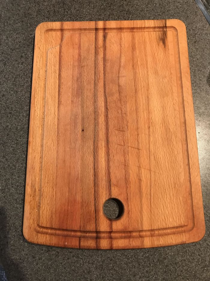 This Ikea Cutting Board Has A Gutter To Prevent Juices From Running Off It And Onto The Counter... And A Hole That Completely Negates The Gutter’s Function