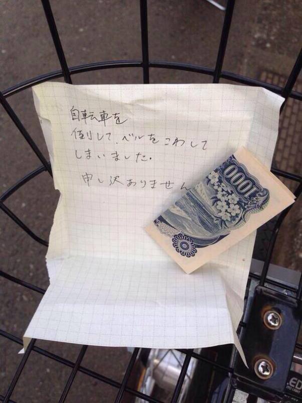 The Note In Japanese Says, "I Accidentally Knocked Over Your Bike And Broke The Bell. I Am Very Sorry"