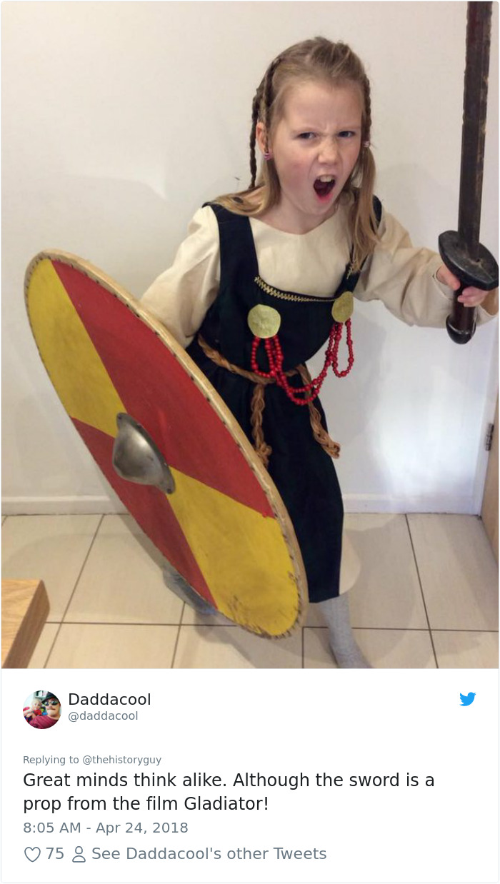 Girl Crushes Gender Norms With Her Costume For School Medieval Feast, Inspired By Her Historian Dad Girl Crushes Gender Norms With Her Costume For School Medieval Feast, Inspired By Her Historian Dad