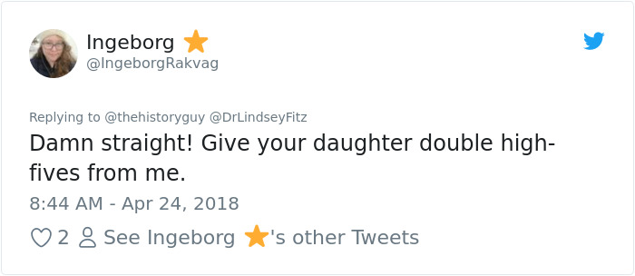 Girl Crushes Gender Norms With Her Costume For School Medieval Feast, Inspired By Her Historian Dad Girl Crushes Gender Norms With Her Costume For School Medieval Feast, Inspired By Her Historian Dad