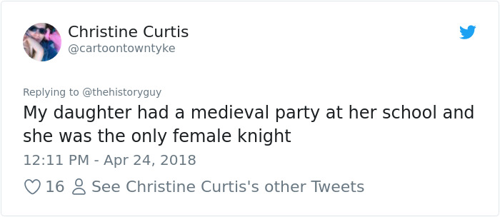 Girl Crushes Gender Norms With Her Costume For School Medieval Feast, Inspired By Her Historian Dad Girl Crushes Gender Norms With Her Costume For School Medieval Feast, Inspired By Her Historian Dad