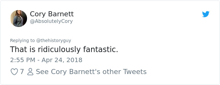 Girl Crushes Gender Norms With Her Costume For School Medieval Feast, Inspired By Her Historian Dad Girl Crushes Gender Norms With Her Costume For School Medieval Feast, Inspired By Her Historian Dad