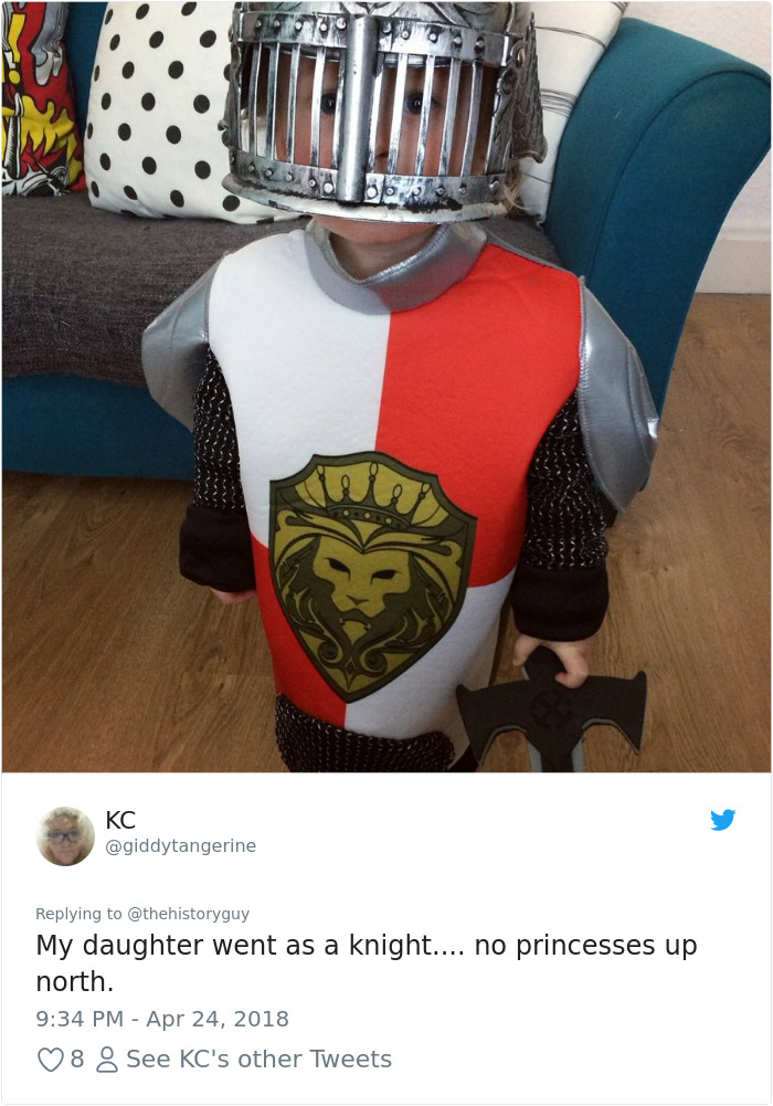 Girl Crushes Gender Norms With Her Costume For School Medieval Feast, Inspired By Her Historian Dad Girl Crushes Gender Norms With Her Costume For School Medieval Feast, Inspired By Her Historian Dad