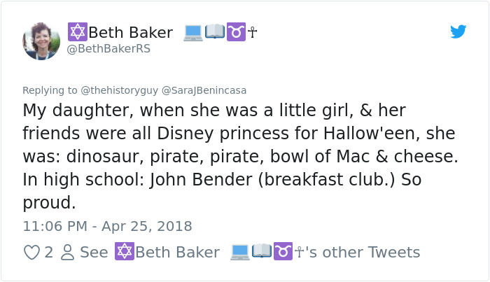 Girl Crushes Gender Norms With Her Costume For School Medieval Feast, Inspired By Her Historian Dad Girl Crushes Gender Norms With Her Costume For School Medieval Feast, Inspired By Her Historian Dad