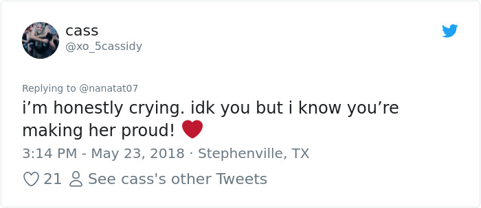 This Girl Has Been Taking The Same Photos With Her Mom For 4 Years, But The Last Pic Broke Everyone's Hearts This Girl Has Been Taking The Same Photos With Her Mom For 4 Years, But The Last Pic Broke Everyone's Hearts