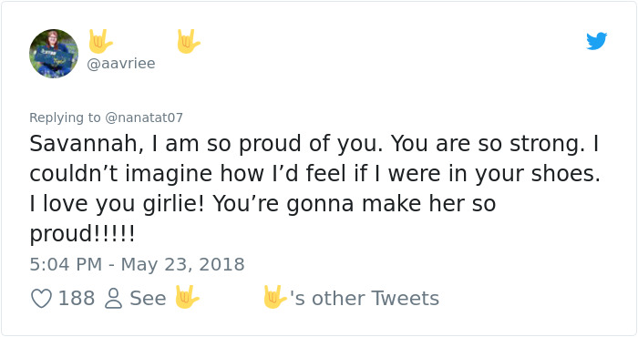 This Girl Has Been Taking The Same Photos With Her Mom For 4 Years, But The Last Pic Broke Everyone's Hearts This Girl Has Been Taking The Same Photos With Her Mom For 4 Years, But The Last Pic Broke Everyone's Hearts