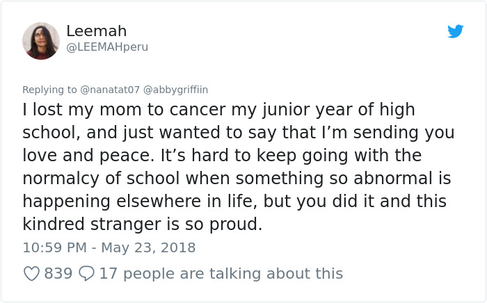 This Girl Has Been Taking The Same Photos With Her Mom For 4 Years, But The Last Pic Broke Everyone's Hearts This Girl Has Been Taking The Same Photos With Her Mom For 4 Years, But The Last Pic Broke Everyone's Hearts