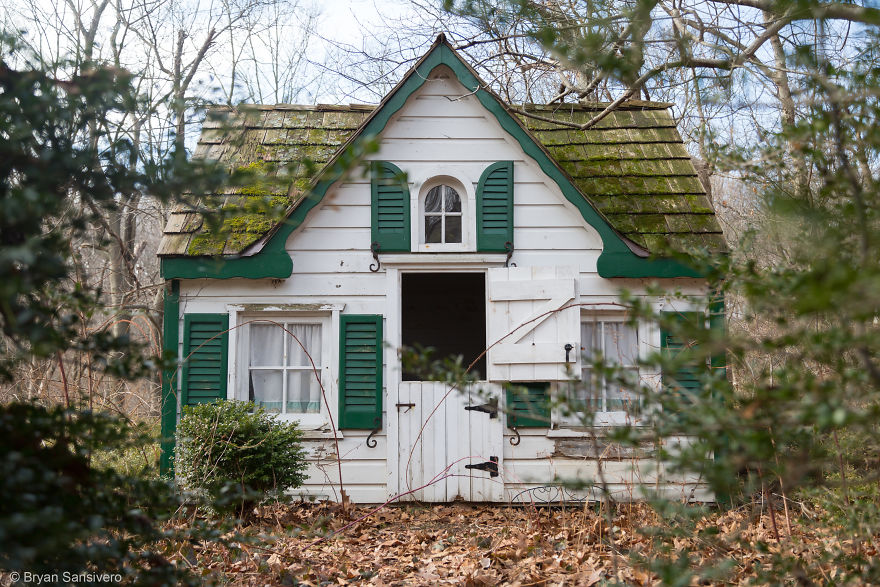 I Found An Abandoned Alice In Wonderland Mansion In New York