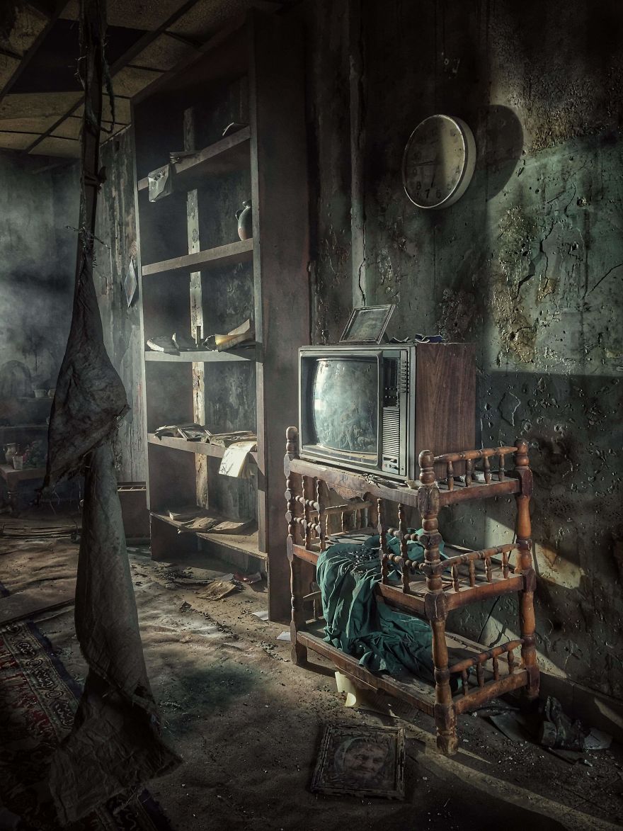 Artist Turns His Surrounding Environment From Abandoned Places And Small Abstract Details Into Elegance Pieces Of Art