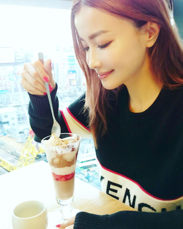 Young-Looking-Japanese-Model-Risa-Hirako