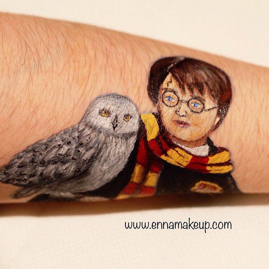 Makeup Artist Paralyzed In The Legs Paints Her Arms