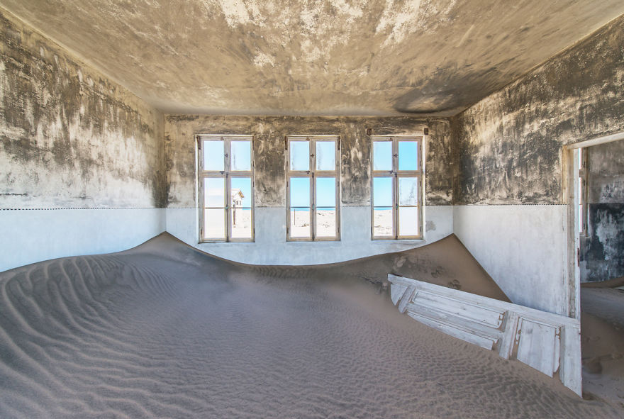 I Photographed An Abandoned Mining Village Sunken In Sand And Lost In The Namibian Desert