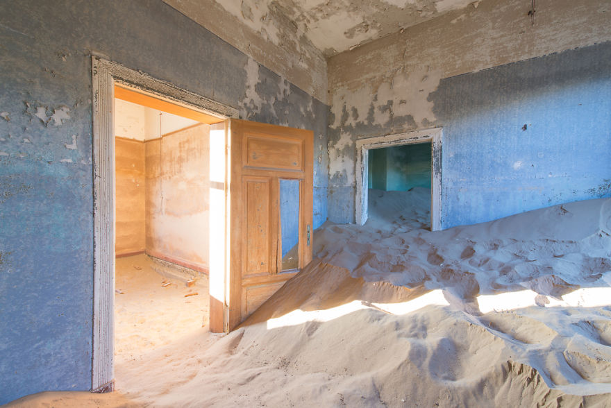 I Photographed An Abandoned Mining Village Sunken In Sand And Lost In The Namibian Desert