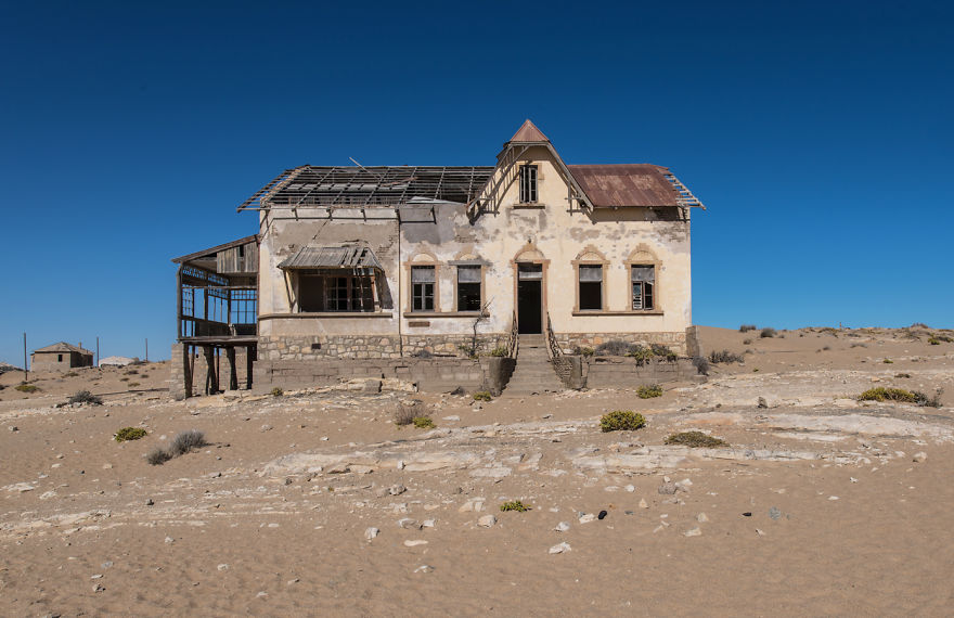 I Photographed An Abandoned Mining Village Sunken In Sand And Lost In The Namibian Desert