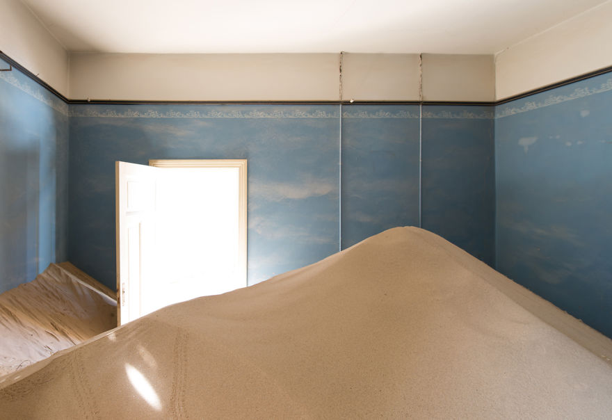 I Photographed An Abandoned Mining Village Sunken In Sand And Lost In The Namibian Desert