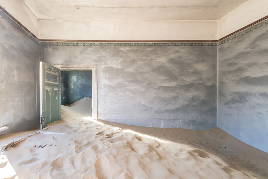 I Photographed An Abandoned Mining Village Sunken In Sand And Lost In The Namibian Desert
