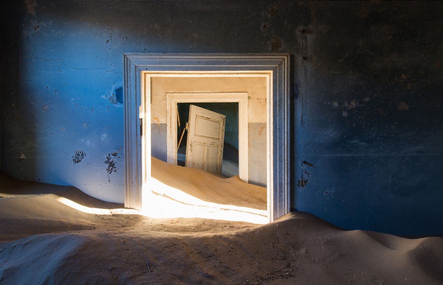 I Photographed An Abandoned Mining Village Sunken In Sand And Lost In The Namibian Desert