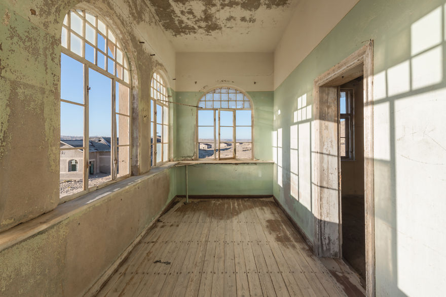 I Photographed An Abandoned Mining Village Sunken In Sand And Lost In The Namibian Desert