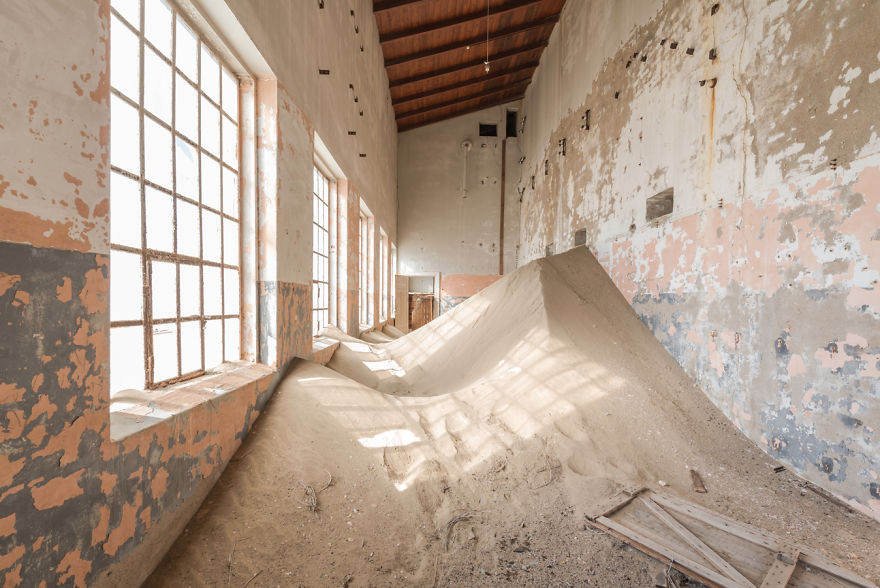 I Photographed An Abandoned Mining Village Sunken In Sand And Lost In The Namibian Desert