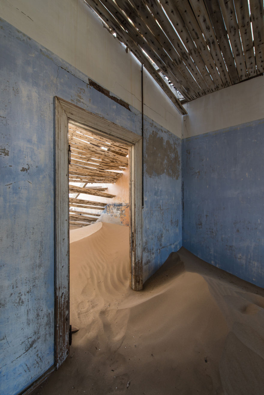 I Photographed An Abandoned Mining Village Sunken In Sand And Lost In The Namibian Desert