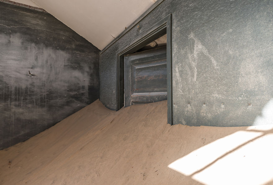 I Photographed An Abandoned Mining Village Sunken In Sand And Lost In The Namibian Desert