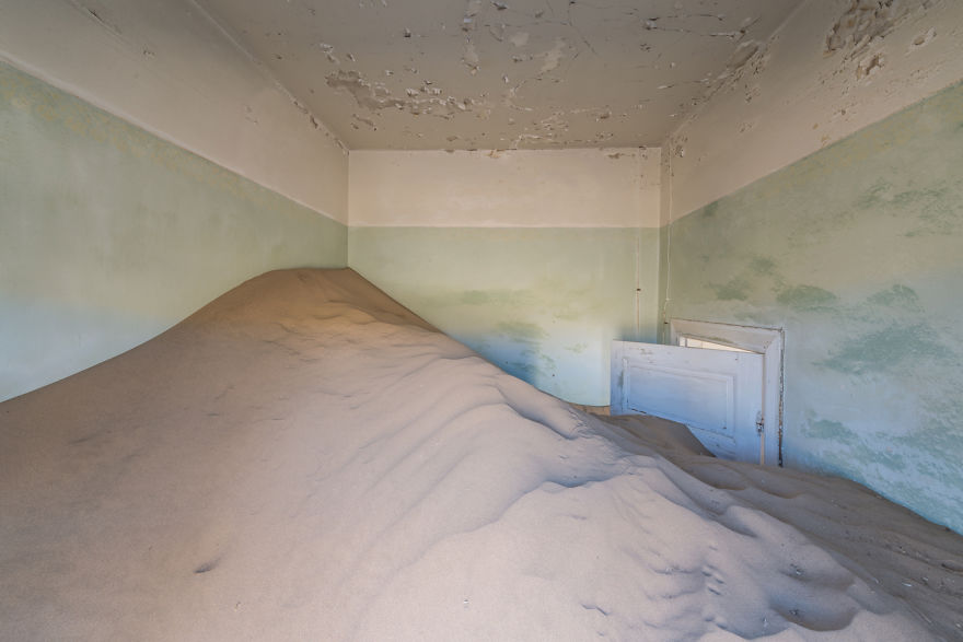 I Photographed An Abandoned Mining Village Sunken In Sand And Lost In The Namibian Desert