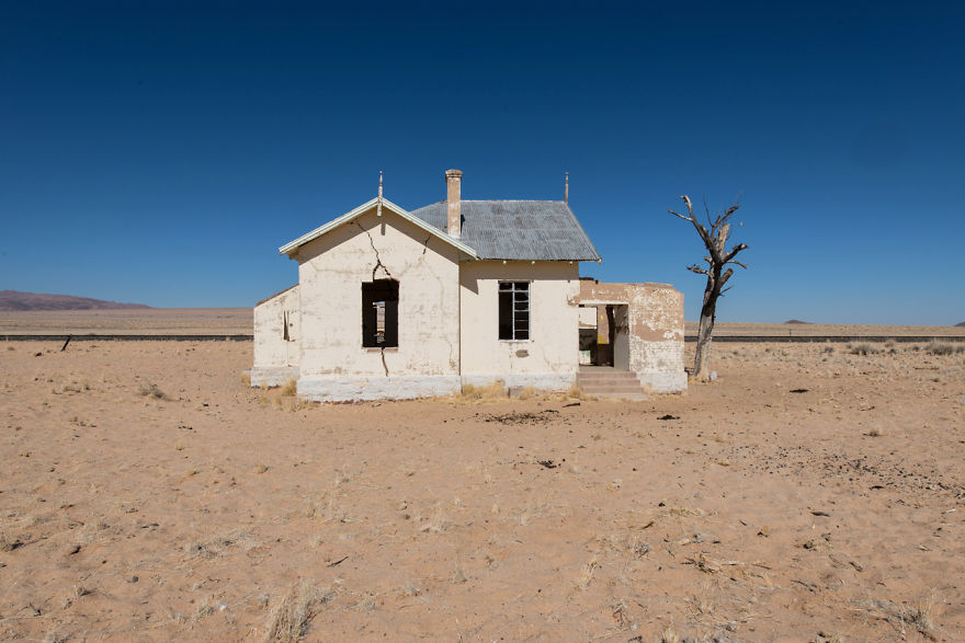 I Photographed An Abandoned Mining Village Sunken In Sand And Lost In The Namibian Desert