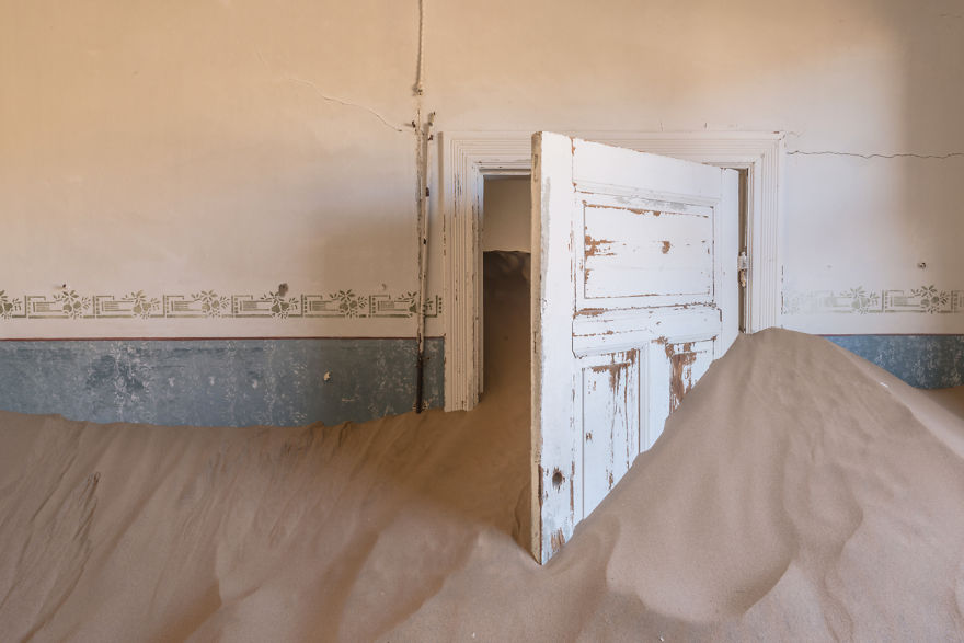 I Photographed An Abandoned Mining Village Sunken In Sand And Lost In The Namibian Desert
