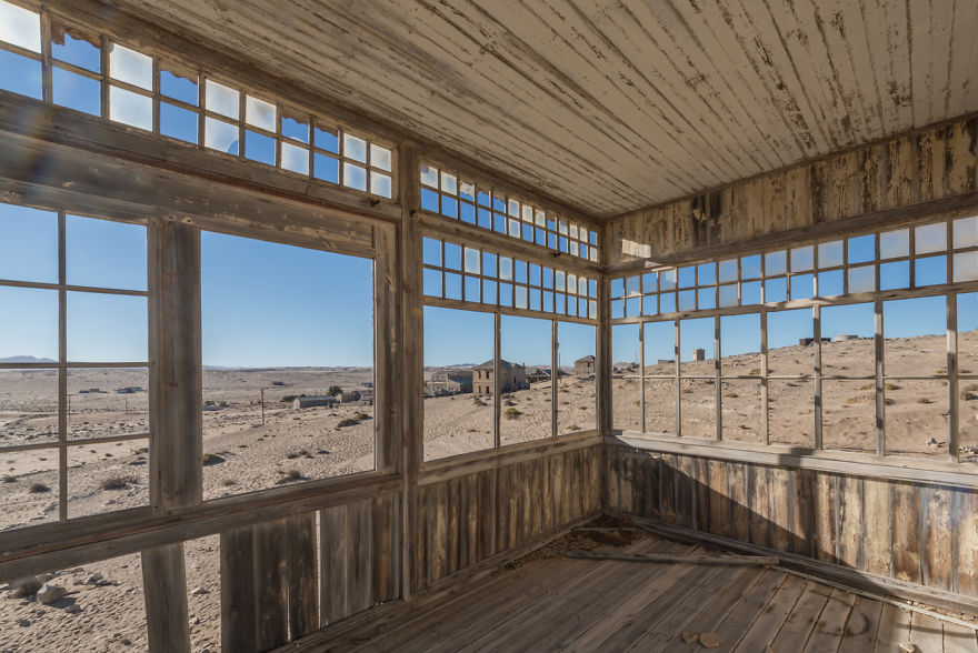 I Photographed An Abandoned Mining Village Sunken In Sand And Lost In The Namibian Desert