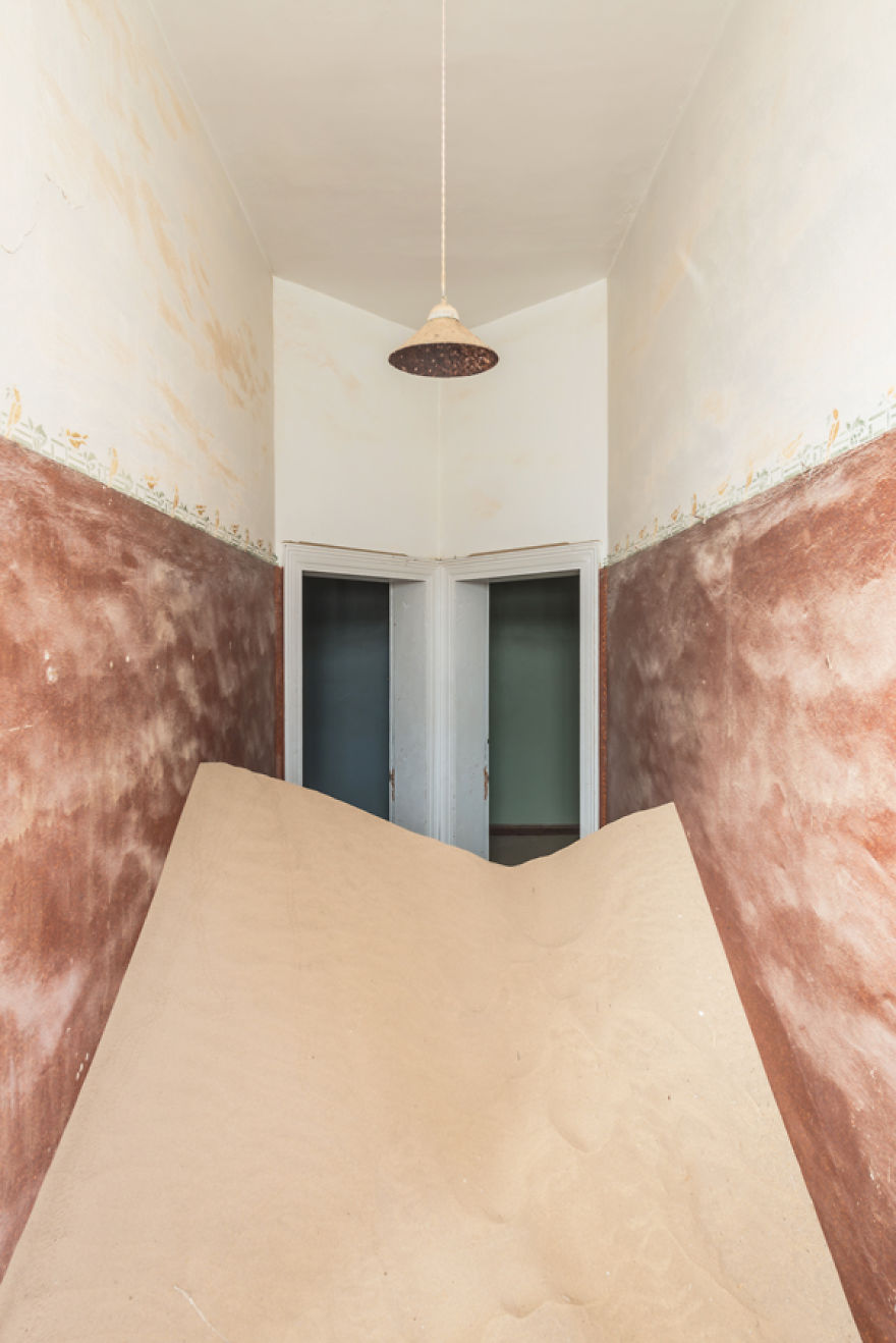 I Photographed An Abandoned Mining Village Sunken In Sand And Lost In The Namibian Desert