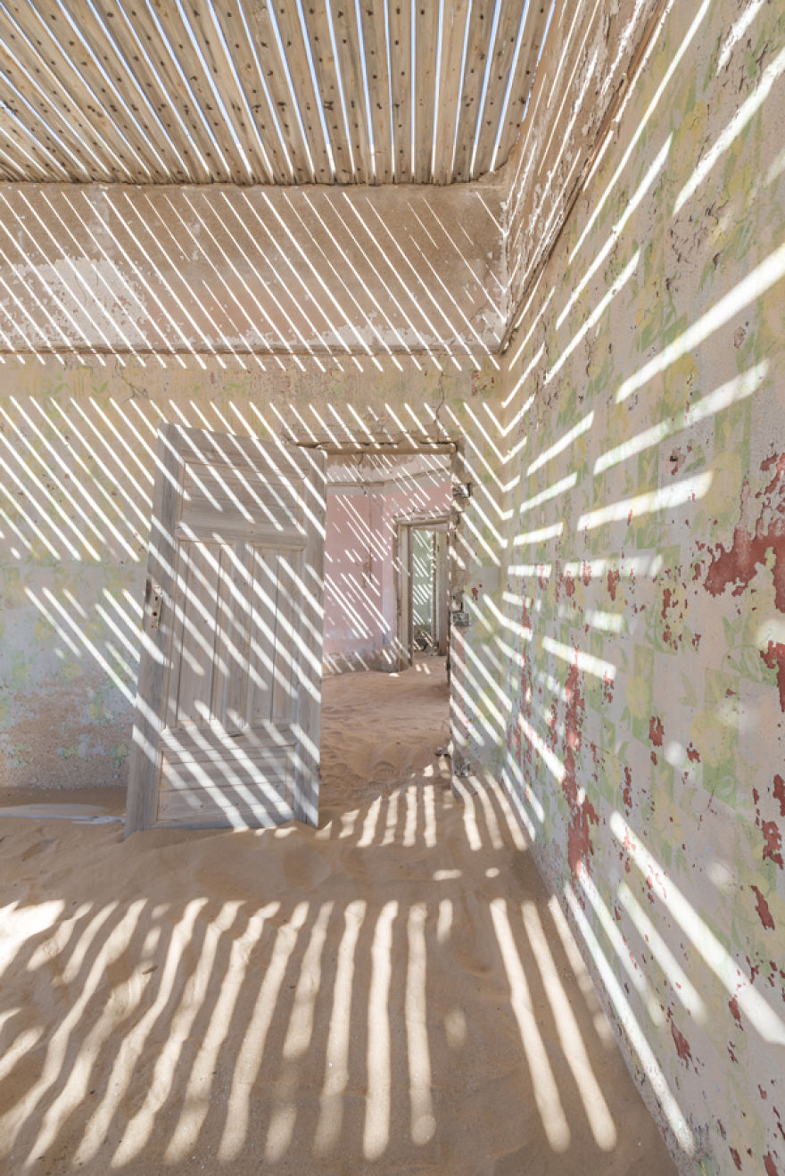I Photographed An Abandoned Mining Village Sunken In Sand And Lost In The Namibian Desert
